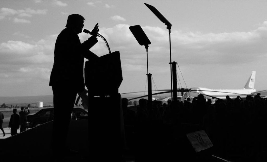 Donald Trump ofrece un discurso ante personal militar en la base de Signella en Sicilia, Italia.