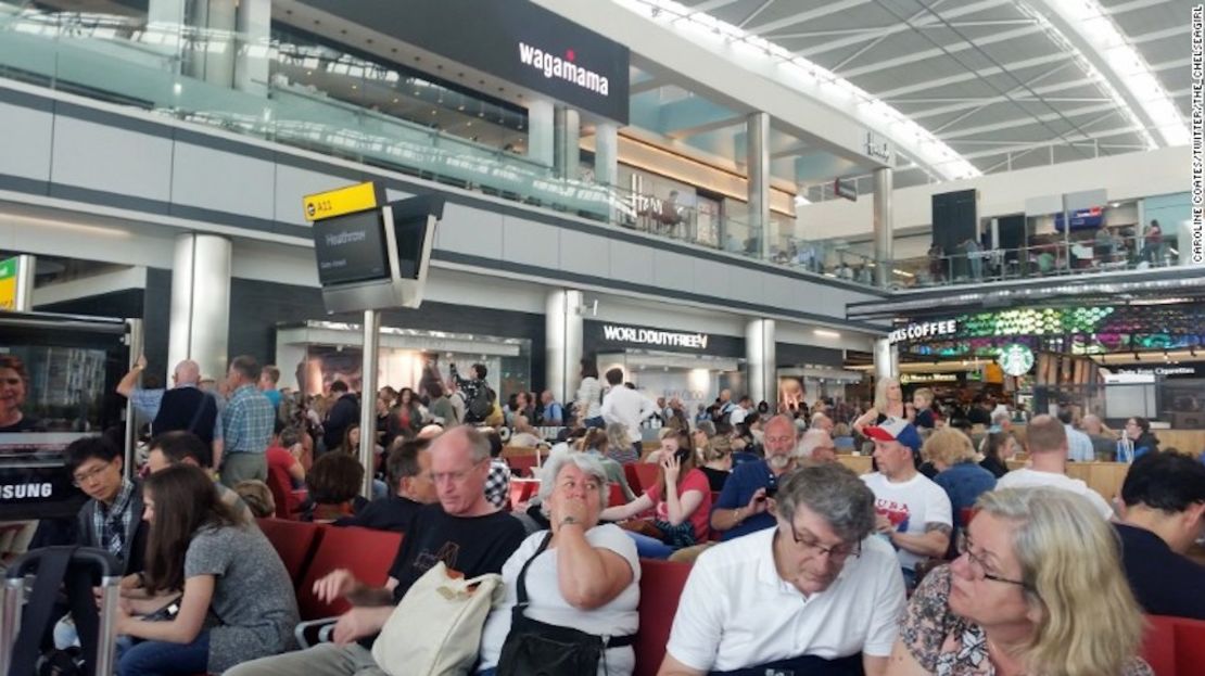 Varios pasajeros esperaban en el aeropuerto de Heathrow, en Londres, durante el apagón informático de British Airways.