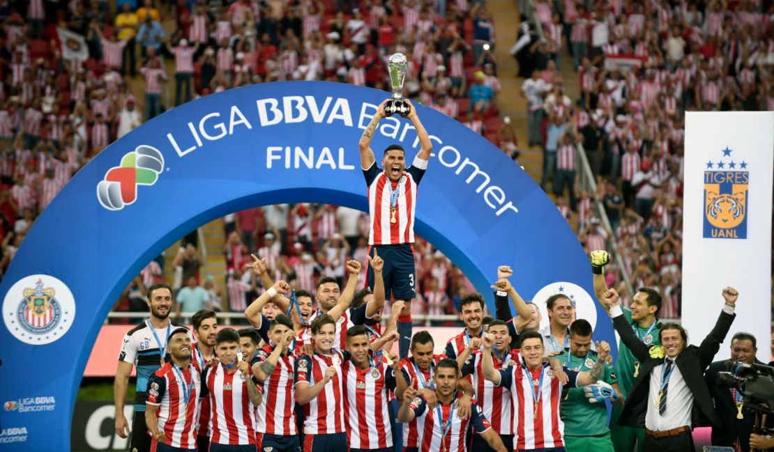 Los jugadores de las "Chivas" del Guadalajara celebran tras ganar el título del torneo Clausura 2017 contra el Tigres UANL.