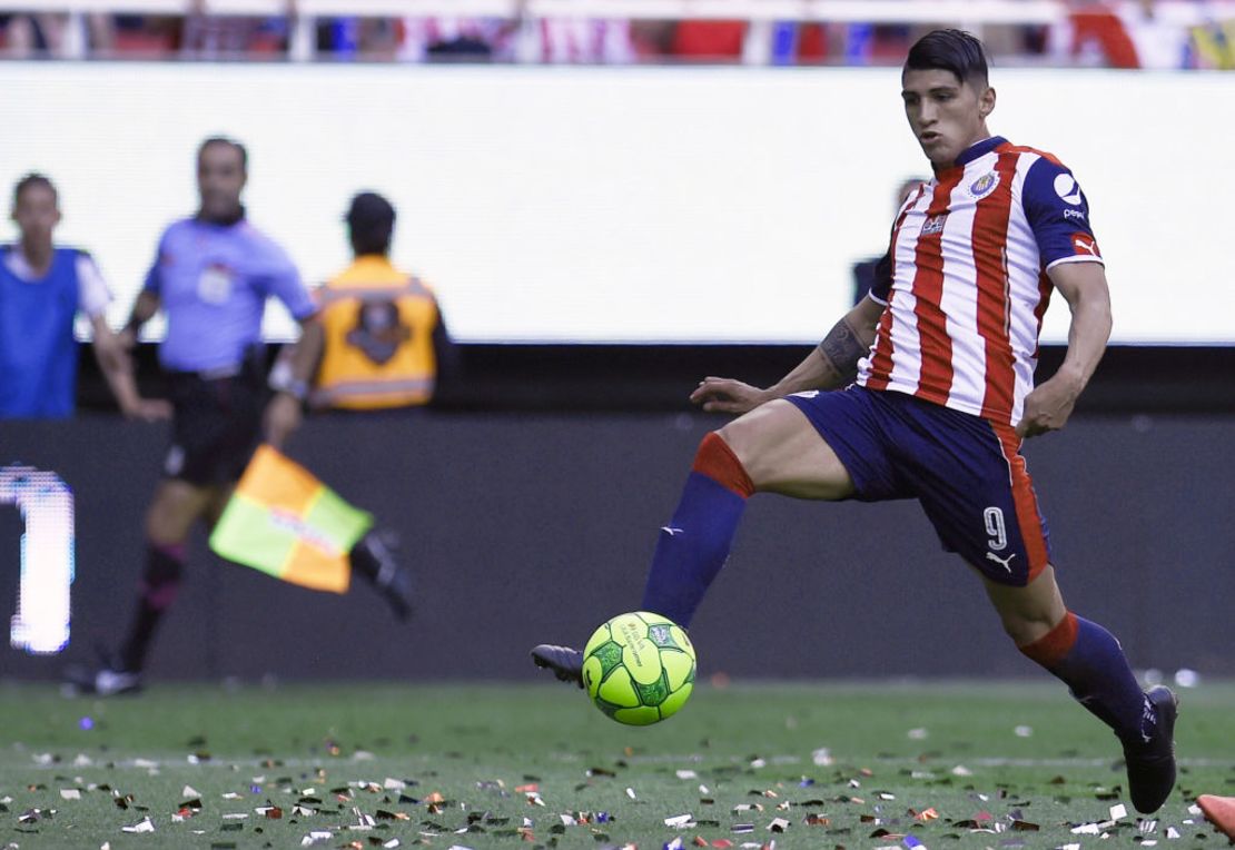 Alan Pulido al anotar uno de los goles de la victoria de las "Chivas" contra los Tigres UANL en la final del Clausura 2017.