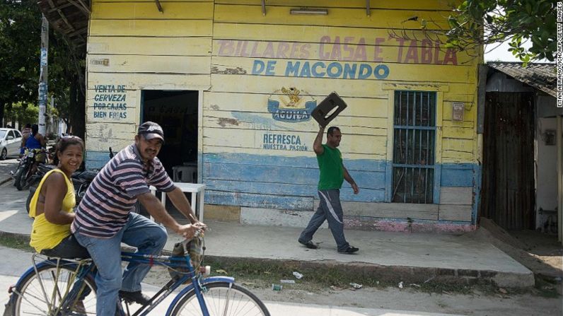 Colombia en un libro - El hoy exembajador de Colombia en EE.UU. Juan Carlos Pinzón recomienda a los viajeros que lean 'Cien años de soledad', el libro más famoso del Premio Nobel de Literatura Gabriel García Márquez, ícono del llamado realismo mágico. El escritor nació en Aracataca, un pequeño pueblo del departamento de Magdalena que aparece en la foto.