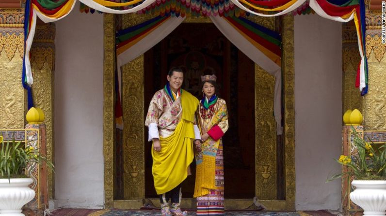 Bután en un libro - La embajadora Kunzang C. Namgyel recomienda a los viajeros que vayan a Bután leer 'Tesoros del Dragón del Trueno: retrato de Bután' (2006), las memorias de la reina madre Ashi Dorji Wangmo Wangchuck. En la foto, su majestad el rey Jigme Khesar Namgyel Wangchuck, tras su boda con la princesa Jetsun Pema, en el 2011.