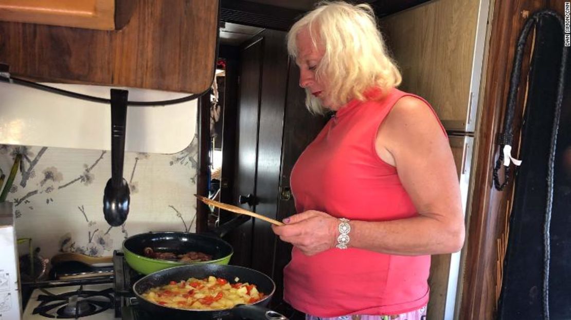 Megan Sue Belafonte prepara el desayuno en una casa rodante.