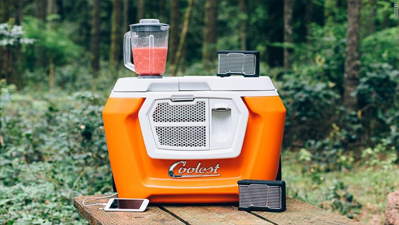 Toma margaritas donde quieras – La hielera Coolest Cooler tiene un parlante con conexión vía Bluetooth, un cargador USB para teléfonos móviles, una tabla de cortar y un mezclador incorporado. Precio: 400 dólares.