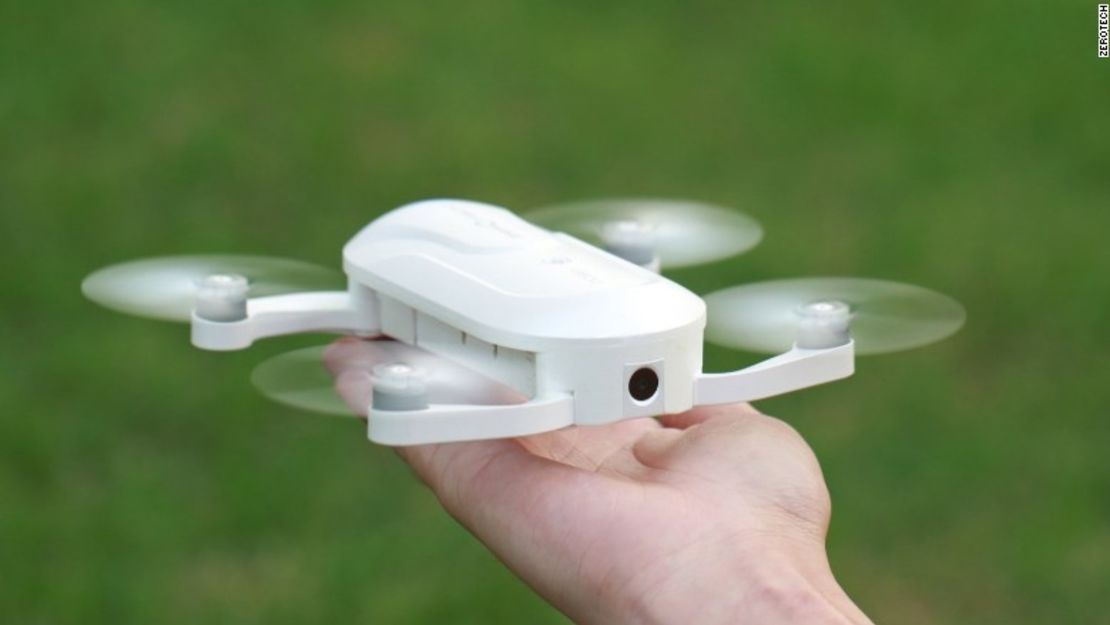 Usa un dron para tomar selfies atrevidas – El Dobby creado por la empresa Zero Tech cabe en tu bolsillo trasero, despega desde la palma de tu mano y tiene una cámara de 13 megapixeles. Precio: 350 dólares.