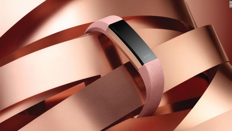 Monitorea todo tus movimientos – La pulsera Alta HR de Fitbit sigue tus pasos, distancias, calorías, sueño e incluso tu ritmo cardíaco. Precio: 150 dólares.