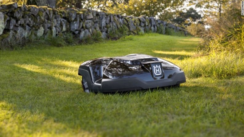 Deja que un robot se encargue de tu jardín – El cortador de césped Automower puede moverse alrededor de los obstáculos y de altas colinas. Incluso, puedes configurar las fronteras para evitar que deambule por ahí.