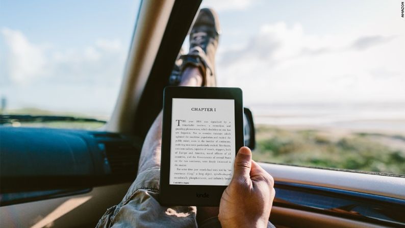 Desacelera el ritmo y lee un libro – Un lector electrónico es la manera ideal de devorar un libro apasionante. El Kindle Paperwhite de Amazon sigue siendo el estándar de oro para los demás dispositivos similares y su batería puede durar días enteros. Precio: 120 dólares.