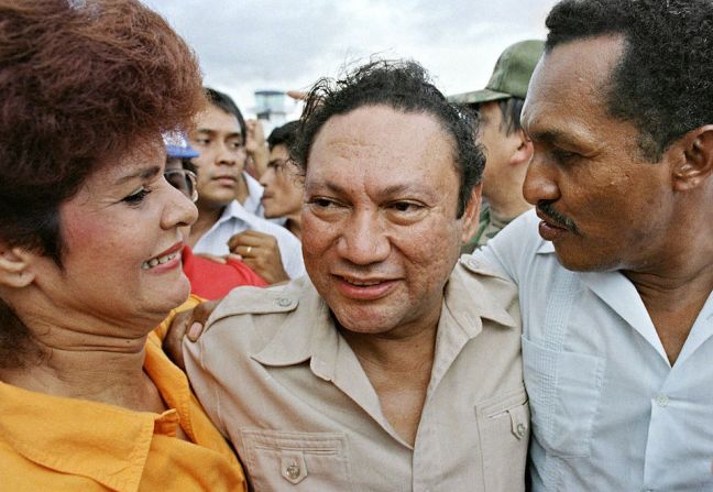 Tras la muerte de Omar Torrijos en un accidente aéreo en 1981, se convirtió en el hombre fuerte de Panamá en los ochenta. Para 1983 controlaba tanto las fuerzas armadas como el gobierno civil panameño. En la imagen, Noriega, con sus seguidores en 1987, en la ciudad de David, a 350 km de la capital.