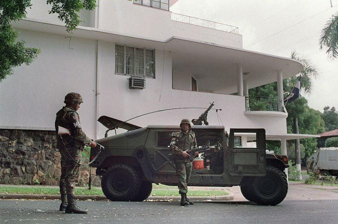 Con más de 20.000 soldados en suelo panameño, Noriega se refugió en la embajada de El Vaticano en Ciudad de Panamá durante 10 días. Los soldados, en la imagen afuera de la sede diplomática, colocaron altavoces a todo volumen alrededor del complejo como táctica psicológica. Finalmente se rindió el 3 de enero de 1990.