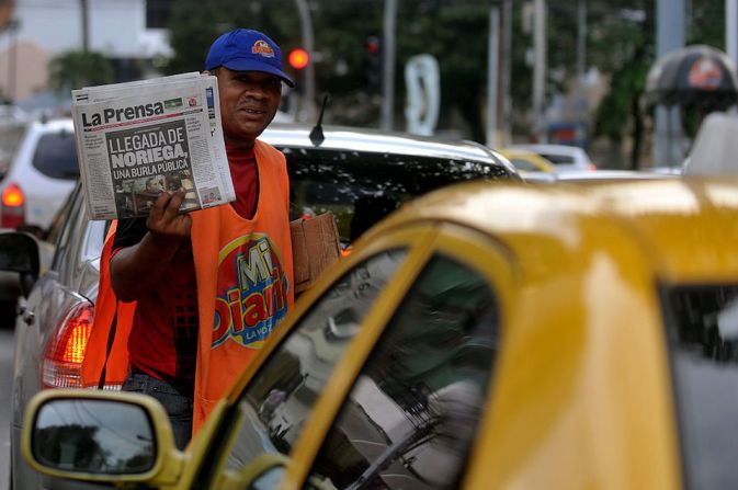 Un periódico recoge el regreso de Manuel Noriega a Panamá en diciembre de 2011, procedente de Francia, para cumplir condena por violaciones a los derechos humanos.