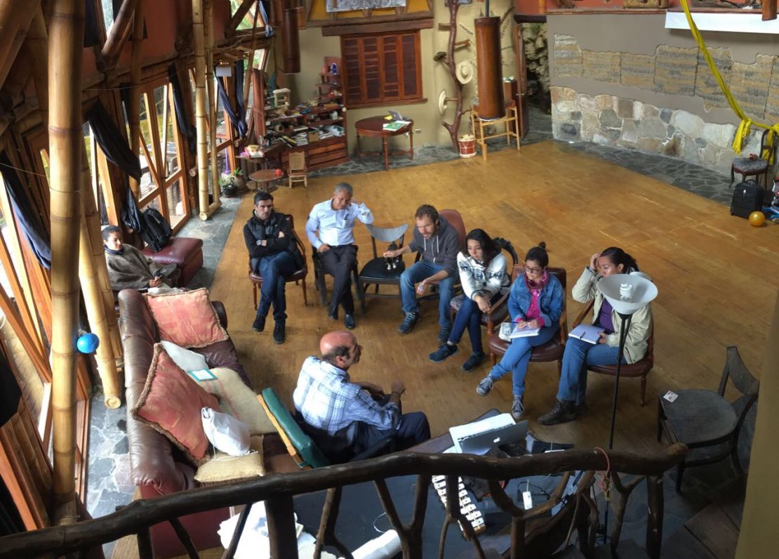 Medina recibe en su casa de Choachí a estudiantes y voluntarios de varios países del mundo. En la foto, además de colombianos, hay un danés y unas chilenas.