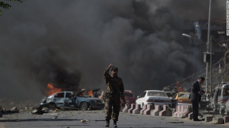 Una gran columna de humo se elevaba sobre la zona fortificada, conocida como Zona Verde, en el centro de Kabul.