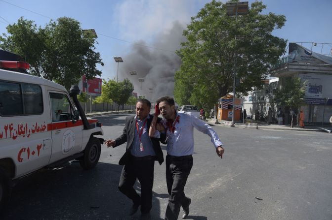 Afghan security forces personnel are seen at the site of a car bomb attack in Kabul on May 31, 2017.At least 40 people were killed or wounded on May 31 as a massive blast ripped through Kabul's diplomatic quarter, shattering the morning rush hour and bringing carnage to the streets of the Afghan capital. / AFP PHOTO / SHAH MARAI.