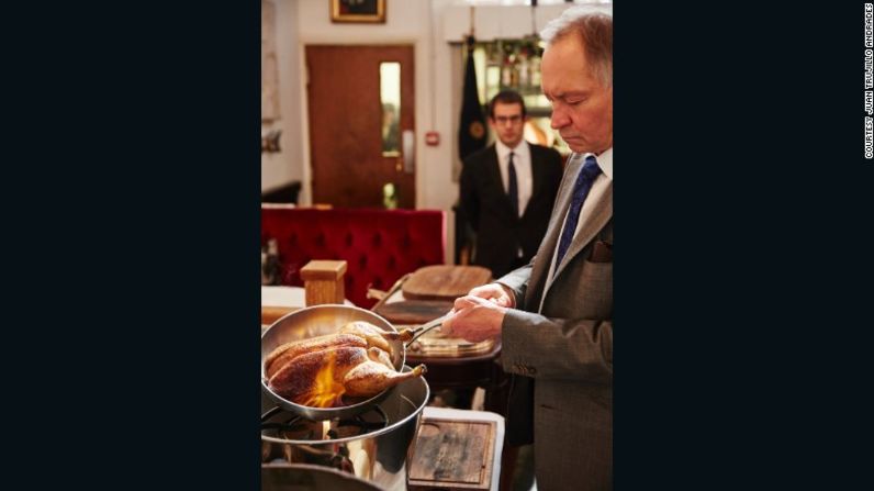 La receta fue creada por La Tour d'Argent, una institución parisina y el hogar espiritual del canard a la presse, que afirma haber servido más de un millón de patos.