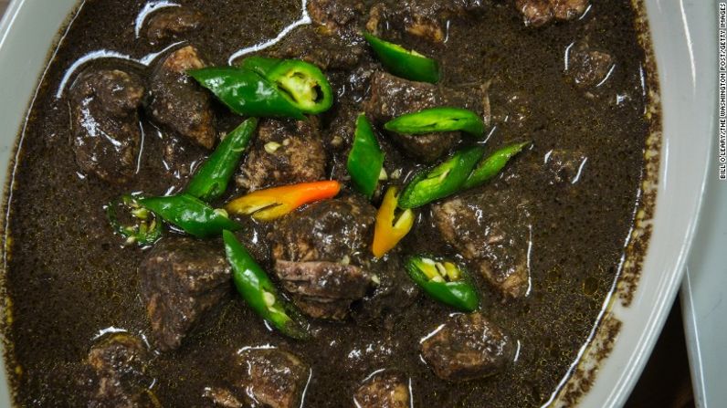 Dinuguan: una sopa de cerdo de Filipinas hecha a base de una salsa picante con sangre.