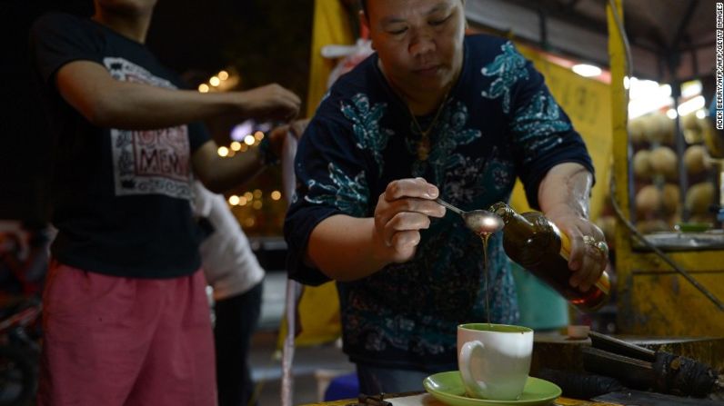 Sangre de cobra: en Indonesia, la sangre de cobra, su bilis y médula son mezclados con miel en las calles y los jóvenes suelen consumirla por sus supuestas propiedades afrodisiacas.