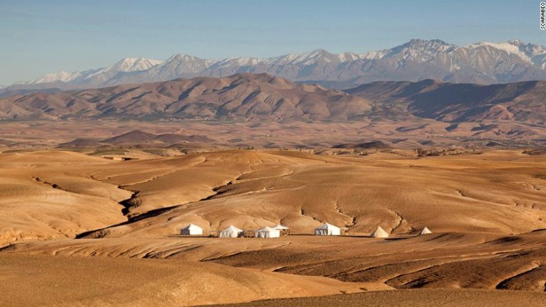 Desde la distancia, el Scarabeo Camp parece solo una mezcla de carpas blancas puestas por error en medio del pedregoso Desierto de Agafay, en Marruecos. Pero al entrar, te darás cuenta que tiene tanto estilo y tanto lujo como cualquier hotel de Marrakech o del Alto Atlas.