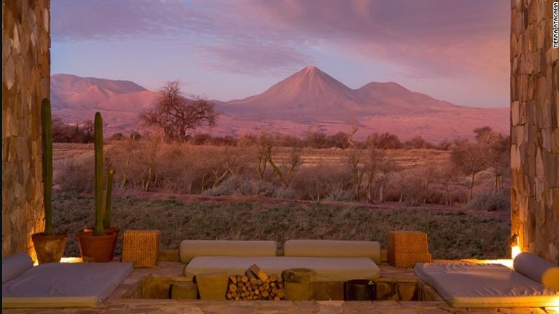 En nuestra selección de los mejores hoteles en el desierto del mundo no podía faltar uno en Suramérica. Se trata del Tierra Atacama Hotel & Spa, en Chile, que ofrece espectaculares vistas panorámicas sobre el Desierto de Atacama y el majestuoso volcán Licancabur.