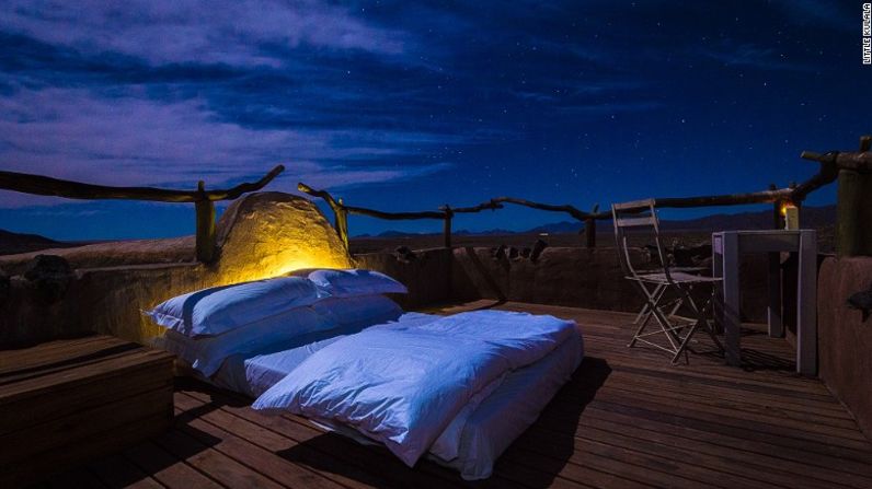 Este increíble hotel en el desierto solo ofrece 11 'kulalas' de paja ('kulala' significa dormir en Swahili), todas climáticamente controladas y equipadas con piscina privada y una azotea con cama. Perfecta para ver las estrellas, por supuesto.