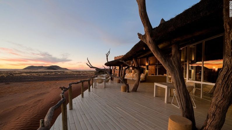 En la mitad de las 67.000 hectáreas de la Reserva Natural Kulala, en Namibia, está el Hotel Little Kulala.