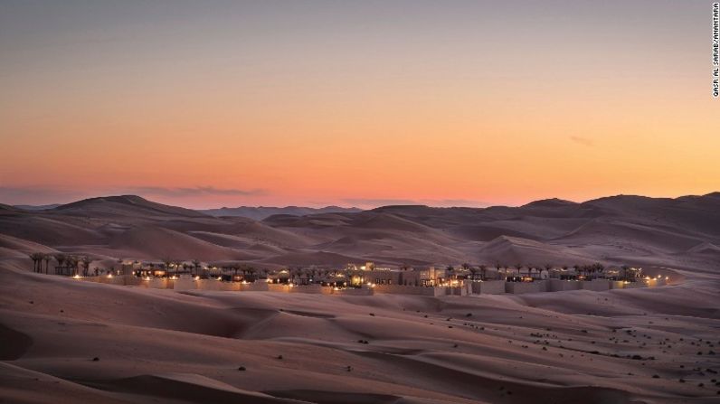 El Hotel Qasr Al Sarab by Anantara está ubicado en el borde del desierto de Rub al-Jali, en Abu Dhabi, el desierto de arena más grande del mundo. Parece un espejismo y solo está rodeado de dunas de arena y de 648.000 kilómetros cuadrados de desierto.