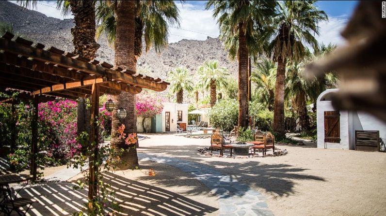 Aunque el hotel boutique Korakia Pensione está escondido en una tranquila esquina del desierto de Palm Springs, en California, tiene un aire al Mediterráneo.