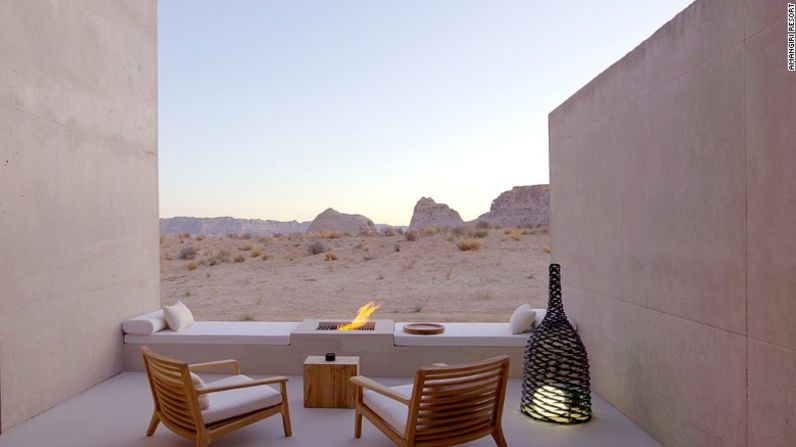 El icónico Hotel Amangiri está escondido entre un valle flanqueado por dunas y cañones. Sus lujosas suites tienen patios privados con chimeneas exteriores y ofrecen extensas vistas del desierto.