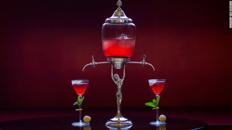 En la sección de musicales se encuentra el coctel 'Ce Soir', inspirado en 'Moulin Rouge'. Tiene vodka, granada, jarabe de hinojo y menta. Se hace para dos personas.