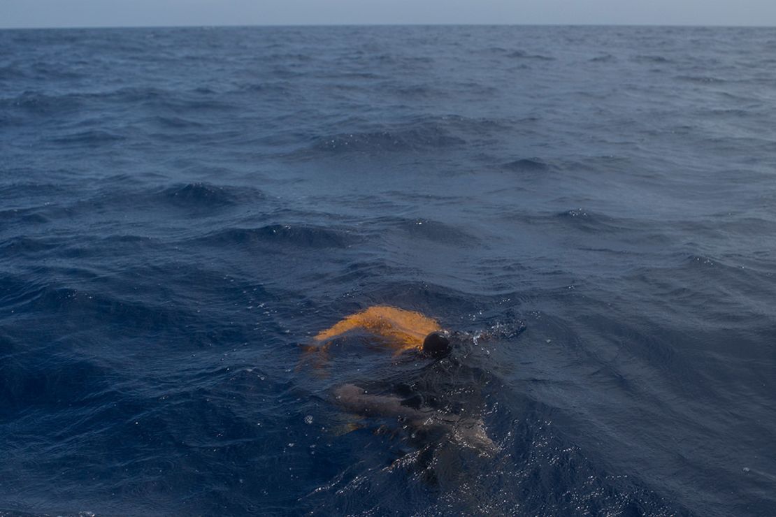 El cuerpo de un hombre muerto flota en el Mar Mediterráneo.