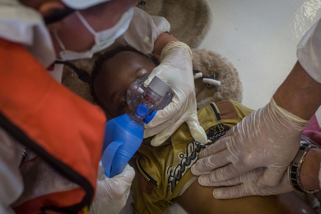 Un niño recibe reanimación cardiopulmonar por parte del equipo médico a bordo del Phoenix, el buque de rescate de la MOAS.