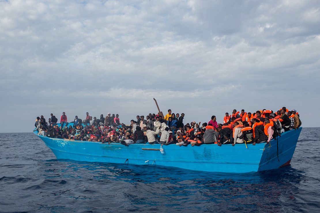 Foto de archivo de un bote con inmigrantes, en el Mar Mediterráneo.