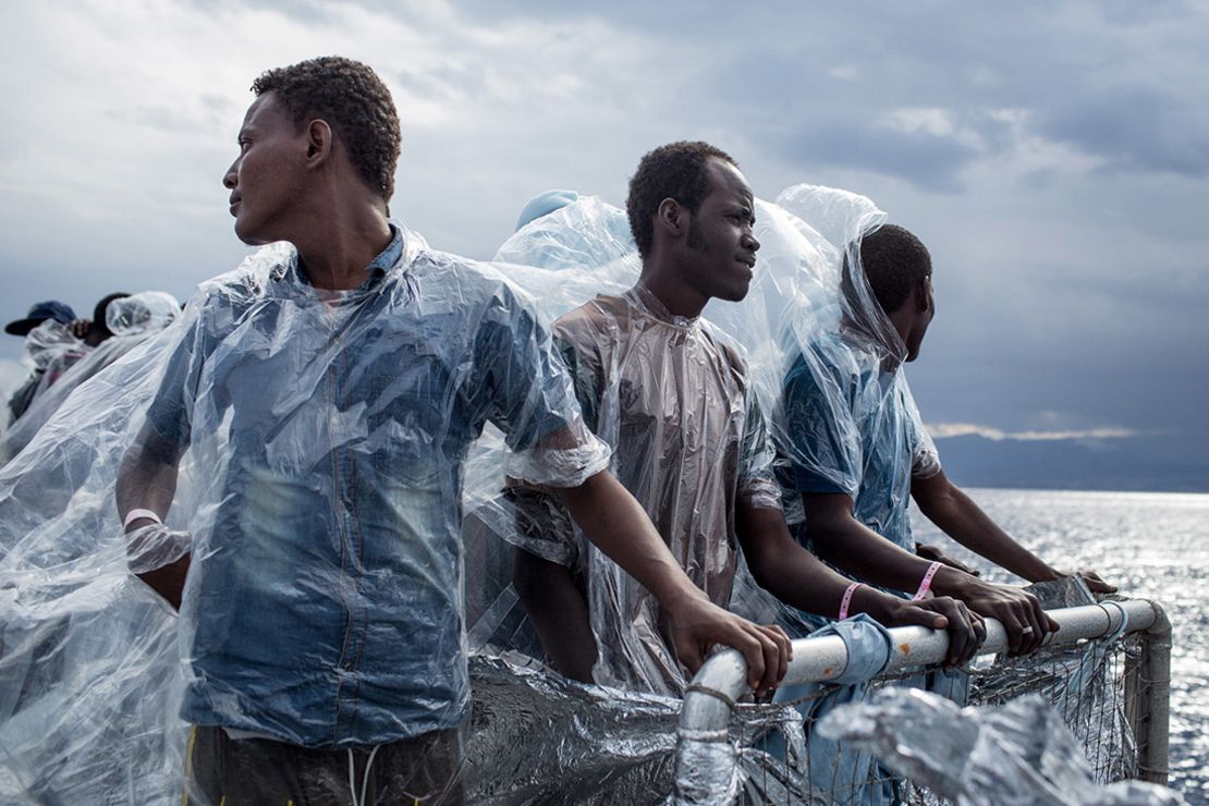 Algunos inmigrantes se acercan a Italia a bordo del buque Phoenix, el viernes 26 de mayo.