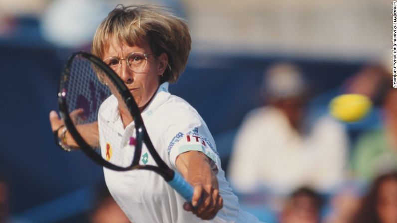 Martina Navratilova, una de los grandes tenistas de todos los tiempos, calificó como "engaño" el gruñido excesivo, citando a Roger Federer como un contraejemplo de un jugador exitoso que mantiene el silencio en la cancha.