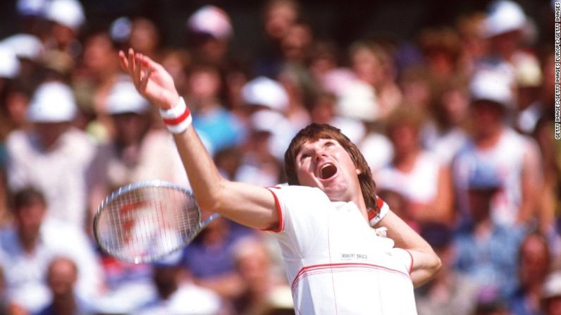 El ocho veces ganador de gran slam Jimmy Connors, sin embargo, equilibró los dos elementos de forma "brillante", dice Jones. "Solía ​​coordinar sus golpes poderosos con sus gruñidos maravillosamente."