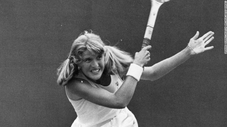 Alan Jones, entrenador británico que apoya ampliamente el gruñido como una forma de generar poder de tiro, dice a CNN que los jugadores que gritan en exceso —entre los cuales él lista a Sharapova y a la tres veces ganadora del Grand Slam Tracy Austin (en la foto)— no "coordinan [el golpe y gruñido] por las razones correctas... una vez que la pelota se ha ido, no hay sentido de valor".