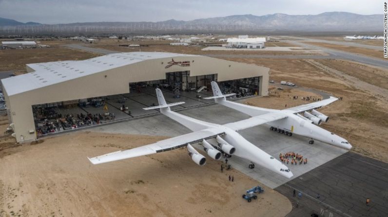 El Stratolaunch, el avión más grande del mundo, fue sacado por primera vez del hangar este miércoles.