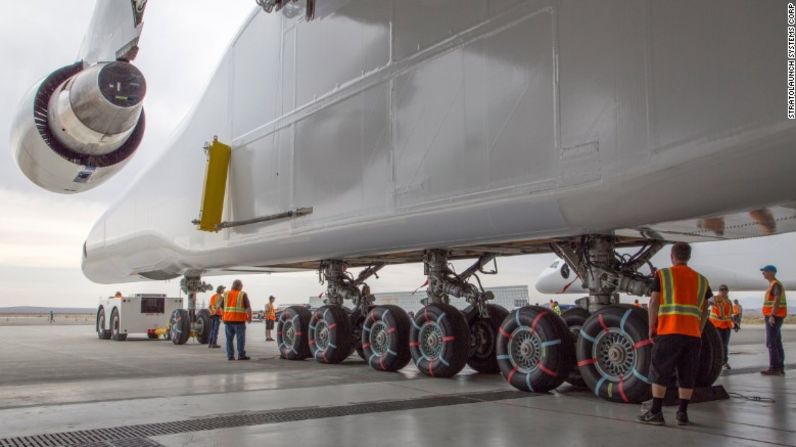 El avión de doble fuselaje tiene 28 ruedas.