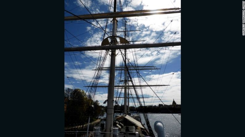 En la restauración del 'af Chapman' se conservó la forma y piezas originales del barco, desde el mástil hasta la portilla. Se mantiene quieto gracias a unos anclajes y su contrapeso es un balasto.