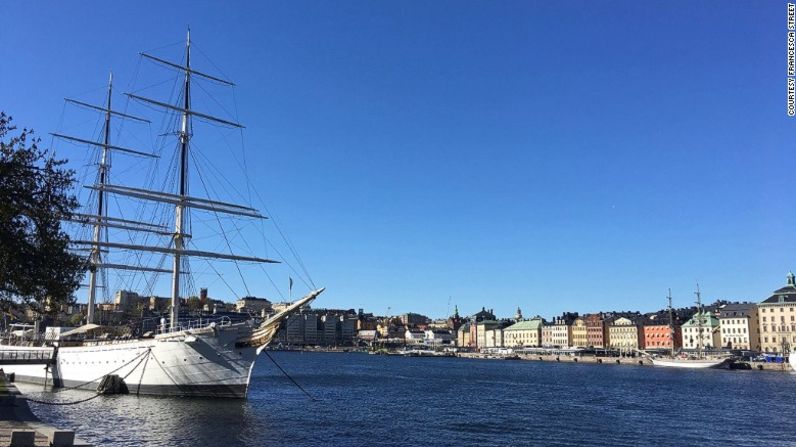 El 'af Chapman' es un barco de acero, completamente equipado, que fue construido en 1888. Ahora es un hostal juvenil muy popular, anclado justo al frente de la 'Gamla Stan' o Ciudad Vieja de Estocolmo, en Suecia. Recorre la galería para subir a bordo de este increíble hostal flotante.