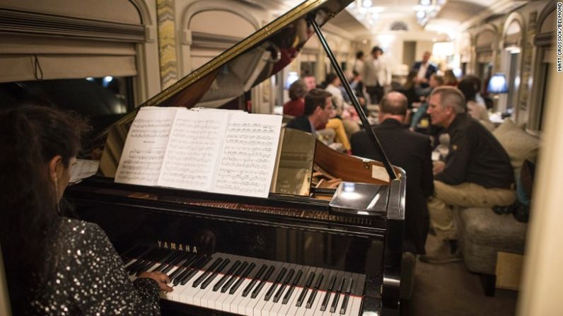 El tren está lleno de detalles de época por todas partes: como filigrana de plata pulida en las paredes y hasta un piano de cola.