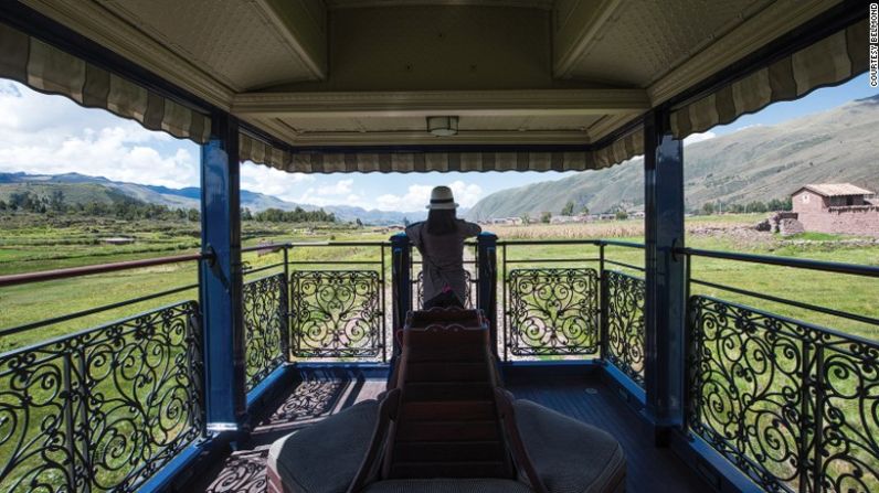 El tren de lujo Belmond Andean Explorer es un trasplante de una antigua línea de lujo en Australia; fue renovado por completo y evoca una vieja época de exploración. En la foto, el vagón de observación.