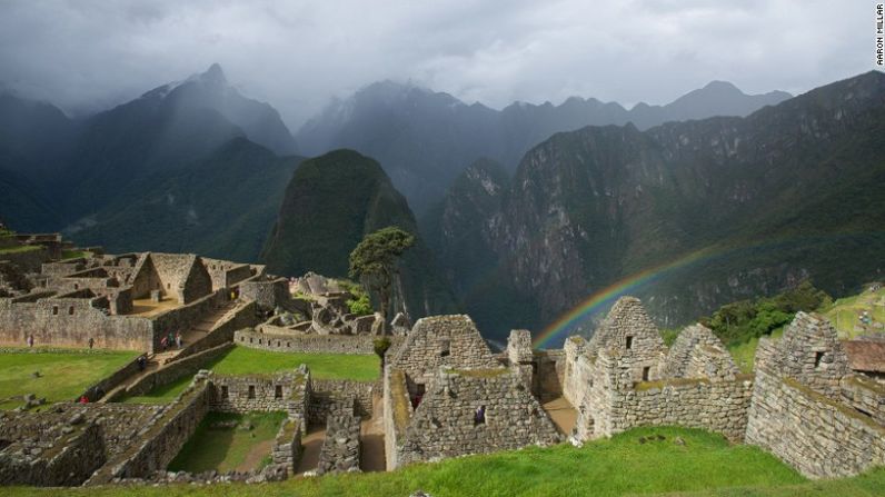 Cusco también es la puerta de entrada a Machu Picchu y el Valle Sagrado: terrazas Incas que cortan la ladera de una montaña, templos en ruinas en medio de la vegetación, por todas partes colores más brillantes que los de un manto Inca.