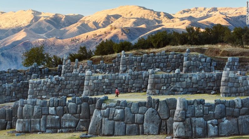 Desde Cusco, caminando por una pendiente se llega a la ciudadela Sacsayhuaman. Hecha de enormes bloques de piedra caliza, es una de las estructuras más grandes de su tipo que se hayan hecho en el mundo.