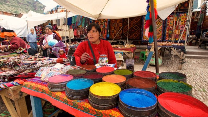 Pisac, en el Valle Sagrado, es conocida por su mercado de coloridas artesanías.