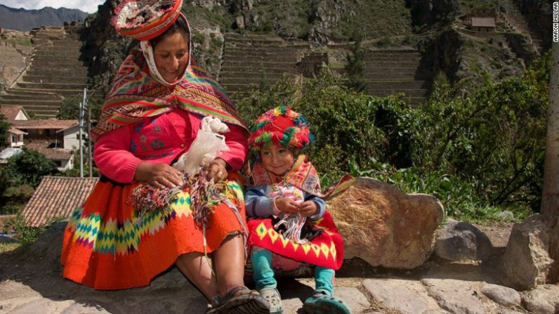 Desde La Raya el tren pasa por ruinas Incas a lo largo del río Urubamba, como Ollantaytambo y la región del Valle Sagrado.