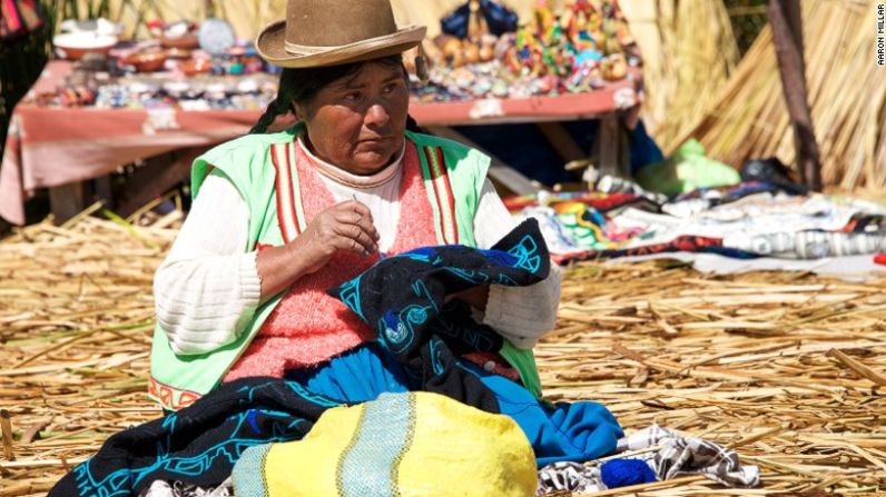 En una especie de tour pedagógico, los viajeros del Belmond Andean Explorer pueden aprender de las comunidades locales cómo construyen sus casas, cómo tejen y hasta cómo cazan para conseguir alimentos.