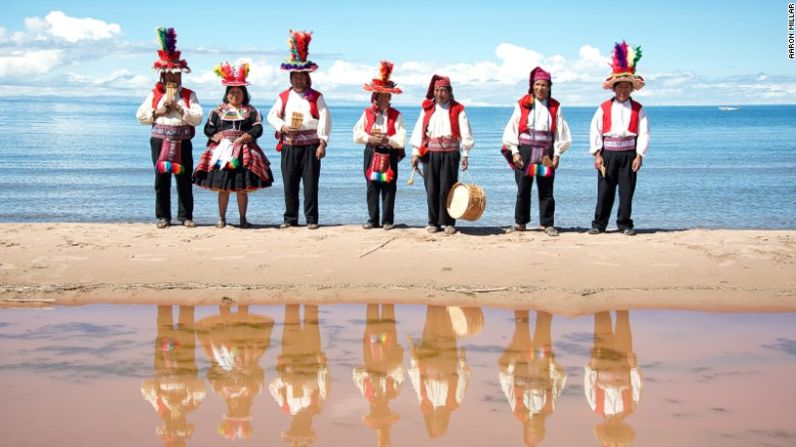 Al llegar a la isla Taquile, en el Lago Titicaca, los viajeros son recibidos por bailarines quechuas.