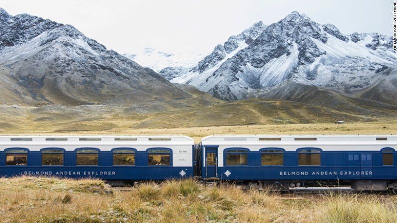 El tren tiene 24 habitaciones y un vagón al aire libre de observación. En total, tiene 16 vagones. Y pasa por algunos de los lugares más espectaculares de Peru, como las montañas de La Raya (en la foto).