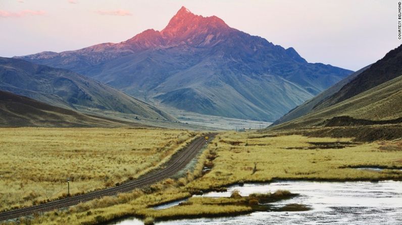 El Belmond Andean Explorer es la versión suramericana del Orient Express y lleva a los viajeros por toda la espina dorsal de los Andes peruanos, entre las ciudades de Cusco, Puno y Arequipa. Recorre esta galería para ver cómo es viajar en el único tren de lujo de Suramérica.